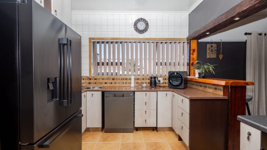 5 Bedroom Property for Sale in Avondale Western Cape